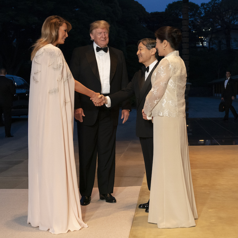 メラニア夫人も同じトーンのロングドレスをお召しに（2019年5月27日、Ph／JMPA）