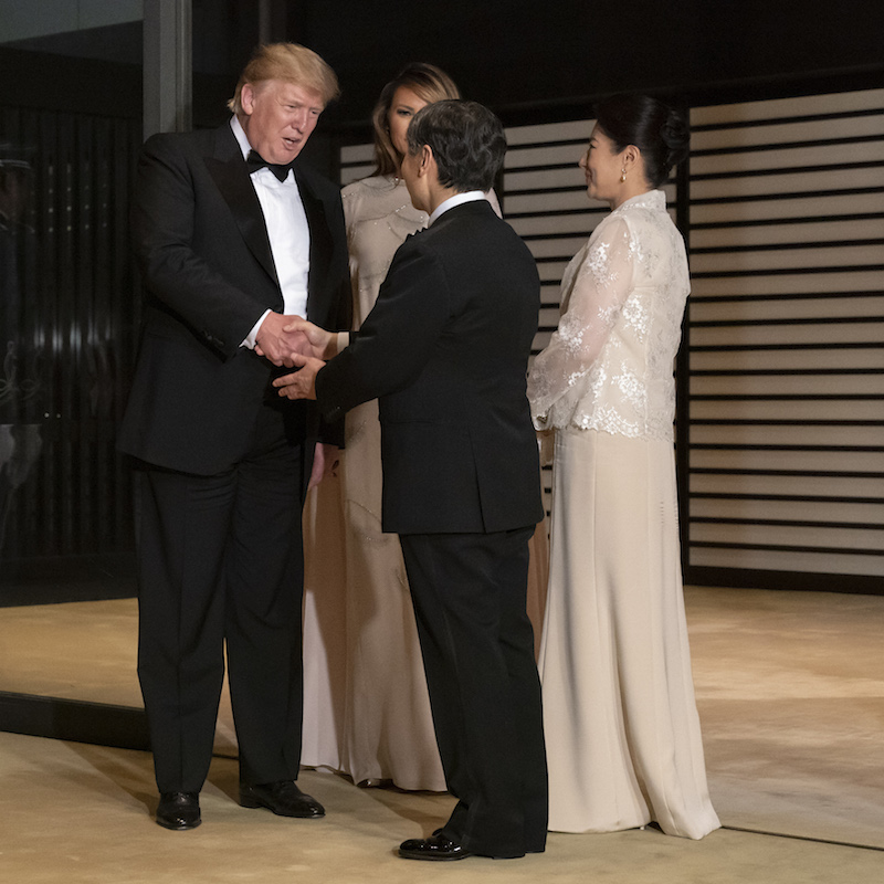 2019年5月、トランプ大統領夫妻（当時）を迎えての晩餐会で握手を交わすトランプ大統領夫妻と天皇皇后両陛下
