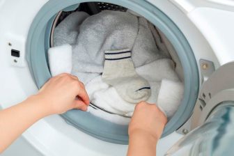 ドラム式洗濯機の掃除がラクに！ドアパッキンのすき間に差し込むだけでホコリやゴミをキャッチする便利グッズ