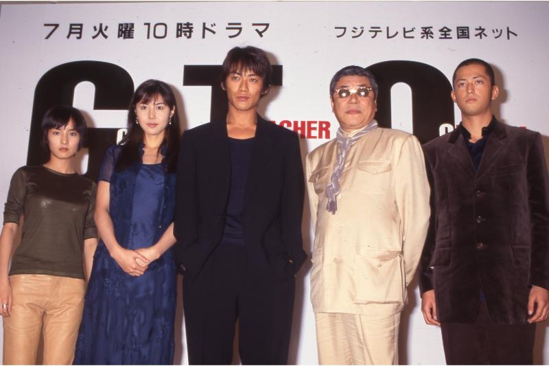 後に夫婦となる反町隆史と松嶋菜々子ら（1998年の連ドラ『GTO』の制作発表、Ph／SHOGAKUKAN）