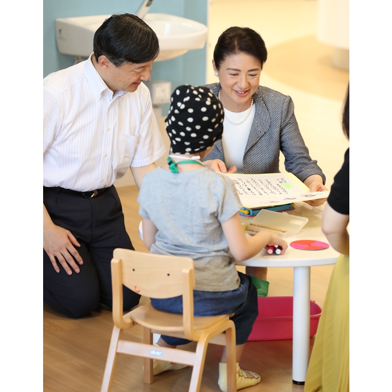雅子さまが子どもの手を取る場面も（2018年8月4日、Ph／JMPA）