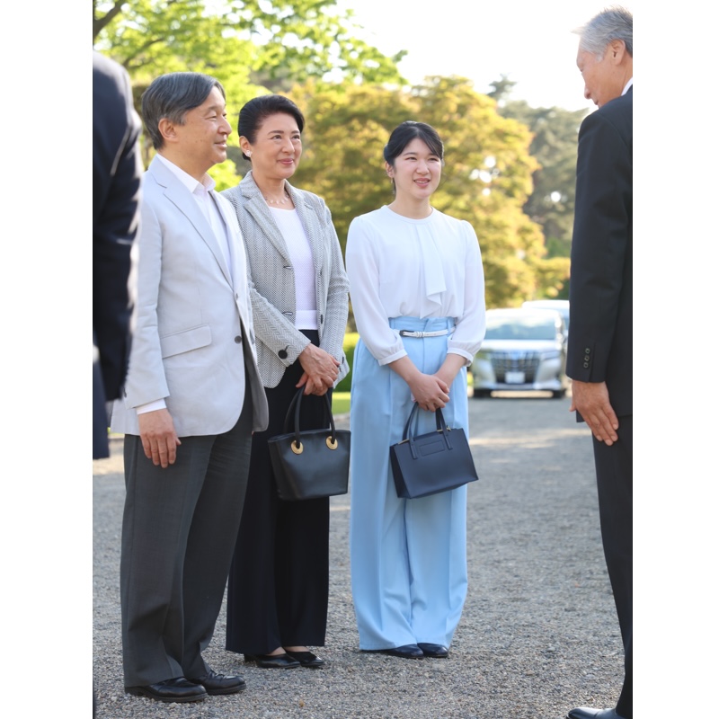 福田富一知事らと挨拶を交わされた天皇ご一家（2024年5月2日、Ph／JMPA）