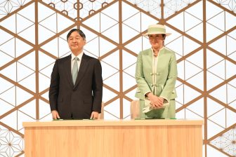 《天皇皇后両陛下　岡山県ご訪問》大会のテーマに合わせたグリーンコーデ　被災地では昨年も選ば…