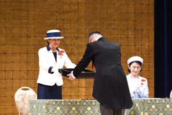 《今年は愛子さまも会場入り》皇后雅子さまが魅せられてきた「全国赤十字大会」でのネイビー×白のバイカラーコーデ