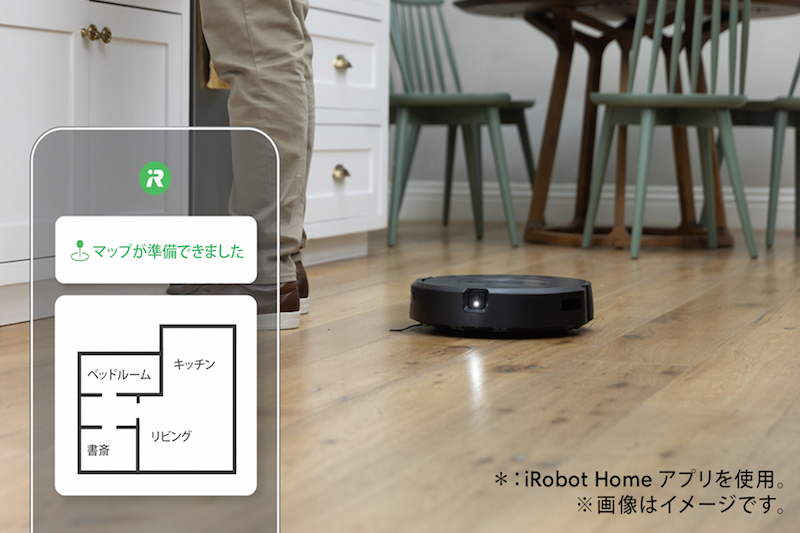 Roomba Combo j5＋が掃除している様子と連動アプリの画面