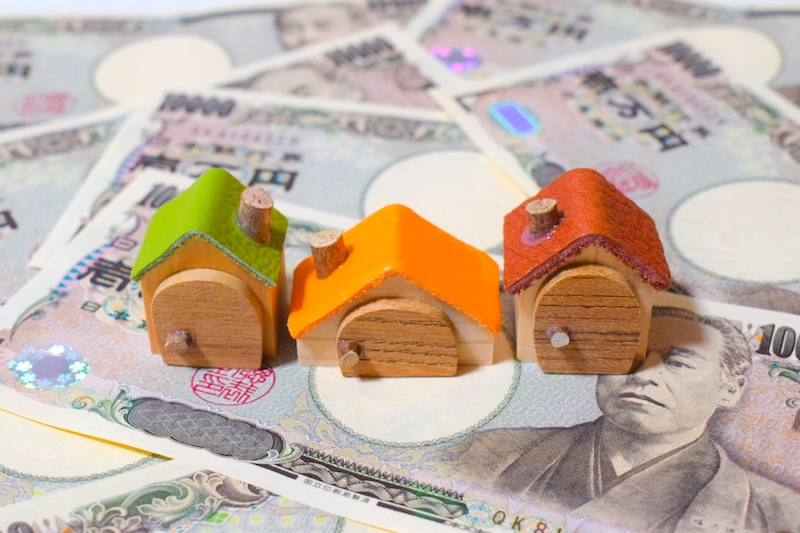 家の模型と一万円札