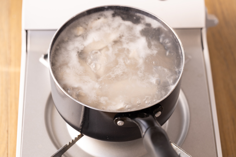 鍋で湯を沸かし、【1】を1枚ずつ入れる