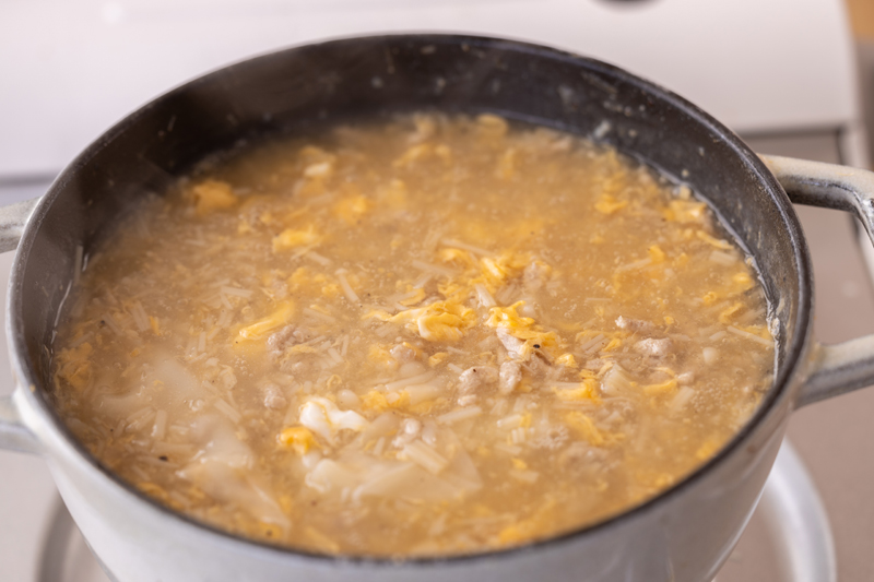 水溶き片栗粉を加え、とろみをつけ、溶き卵を流し入れる。塩・こしょうで味を調える