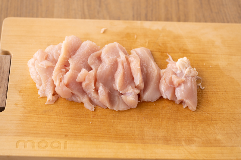 鶏むね肉は1cm幅に削ぎ切りに