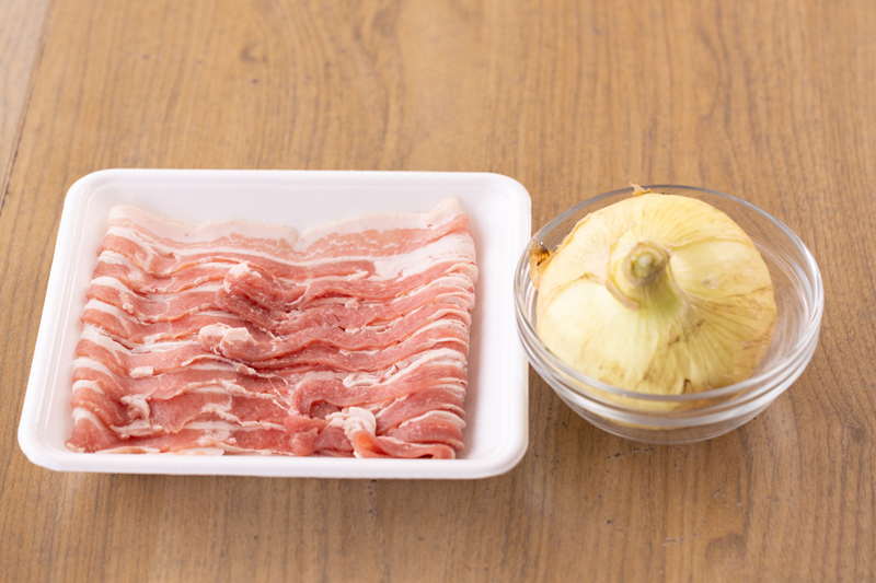 旬の新玉ねぎを簡単においしく食べる！「豚と新たまのレンジ蒸し」材料