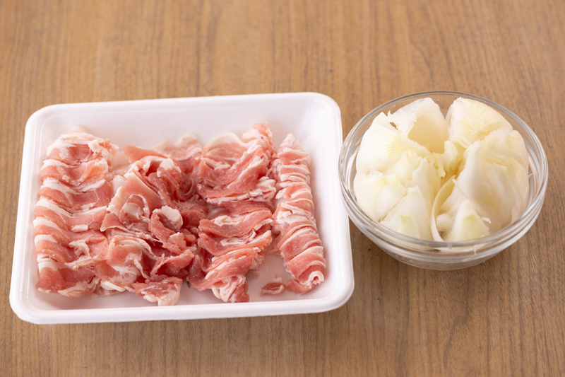 旬の新玉ねぎを簡単においしく食べる！「豚と新たまのレンジ蒸し」材料