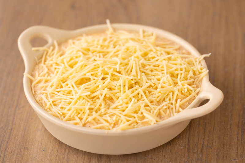 耐熱皿に入れ、チーズをかけ、トースターで焼き色がつくまで5分程度焼く