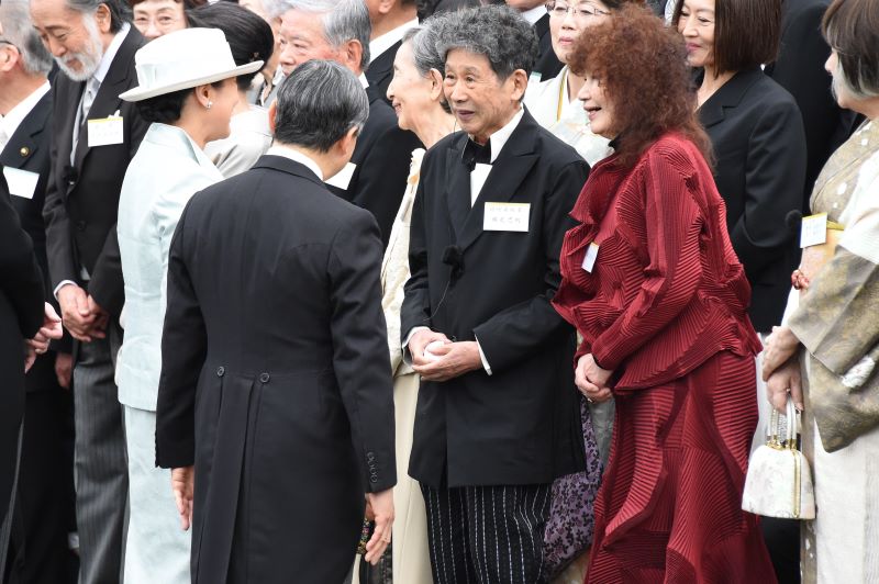 2024年4月に行われた春の園遊会での天皇皇后両陛下と来賓