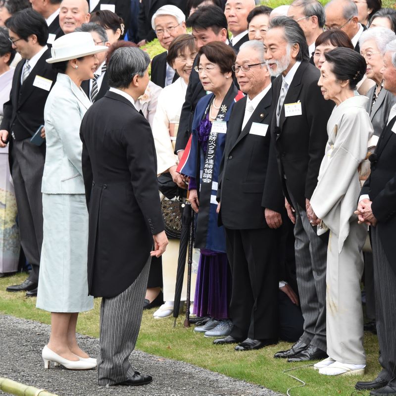 2024年4月に行われた春の園遊会での天皇皇后両陛下と来賓