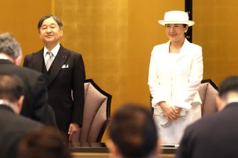 皇后雅子さまの授賞式ファッション　2年連続で夏らしく、涼しげなホワイトコーデ