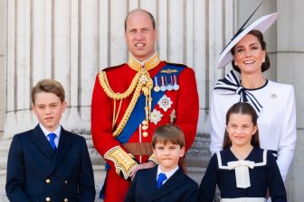 がん闘病中のキャサリン皇太子妃、約半年ぶりに公の場に　モノトーンコーデファッションにみる”家族の絆”