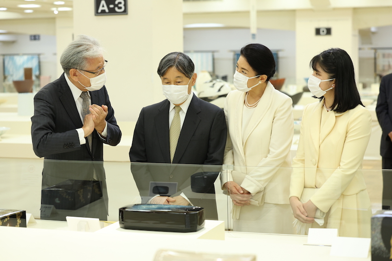 2023年9月、「日本工芸会」の作品展を鑑賞された天皇皇后両陛下と愛子さま
