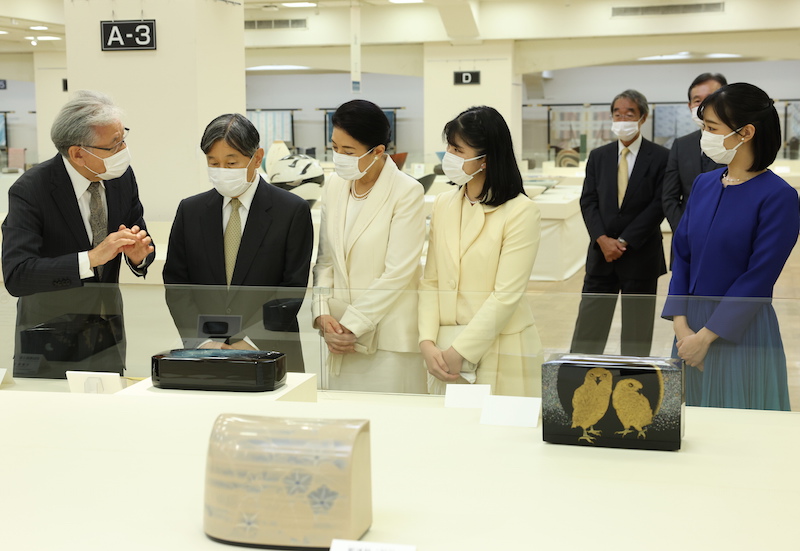 2023年9月、「日本工芸会」の作品展を鑑賞された天皇皇后両陛下と愛子さまと佳子さま