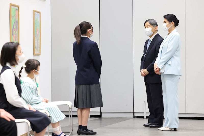 2024年5月に、岡山県に滞在されコンクールに入賞した中学生らと話された天皇皇后両陛下