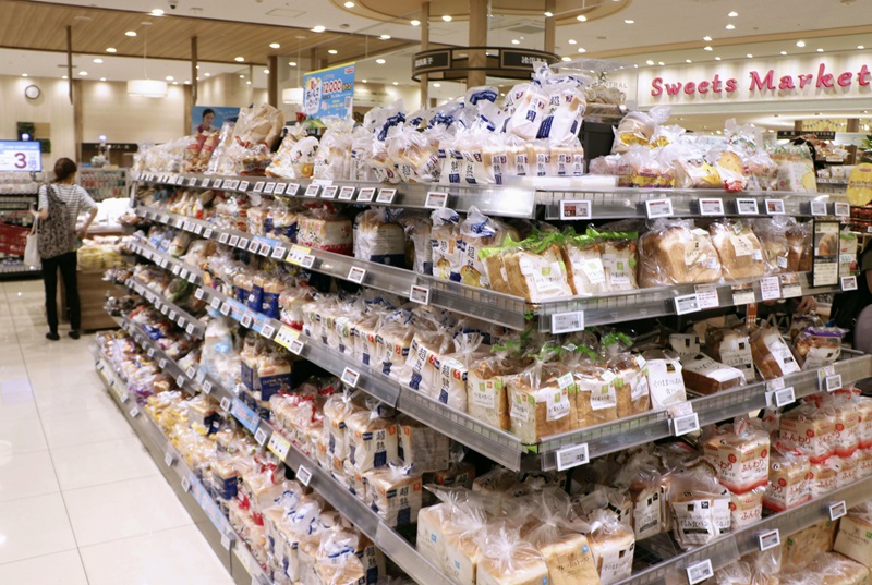 スーパーのパン売り場にはさまざまな種類が並び、国産小麦を使用したものはパッケージに「国産小麦」と記されている （写真／共同通信社）