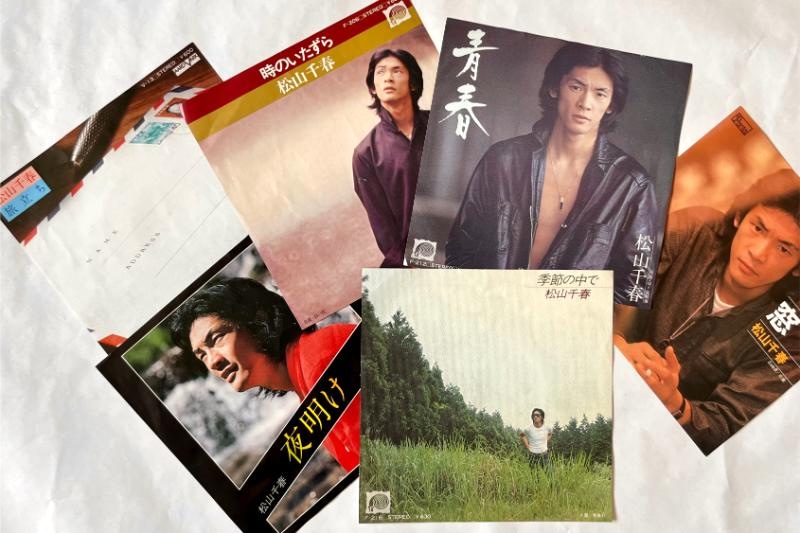 松山千春のシングルレコード。（写真左上より時計回りに）『旅立ち』『時のいたずら』『青春』『窓』『季節の中で』『夜明け』