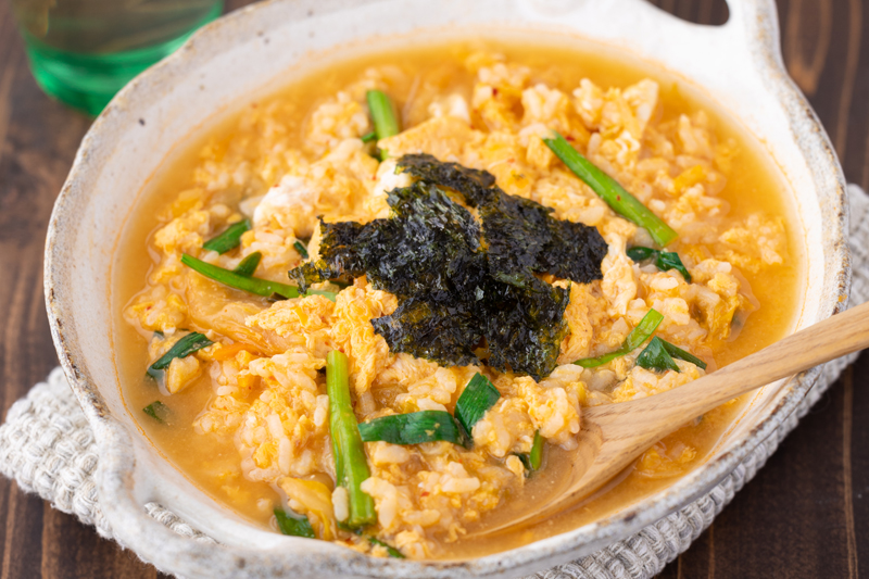 サクッと作れる韓国料理！ふわとろ卵＆ピリ辛キムチが相性抜群「卵キムチクッパ」