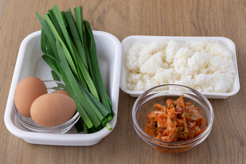 サクッと作れる韓国料理！ふわとろ卵＆ピリ辛キムチが相性抜群「卵キムチクッパ」材料