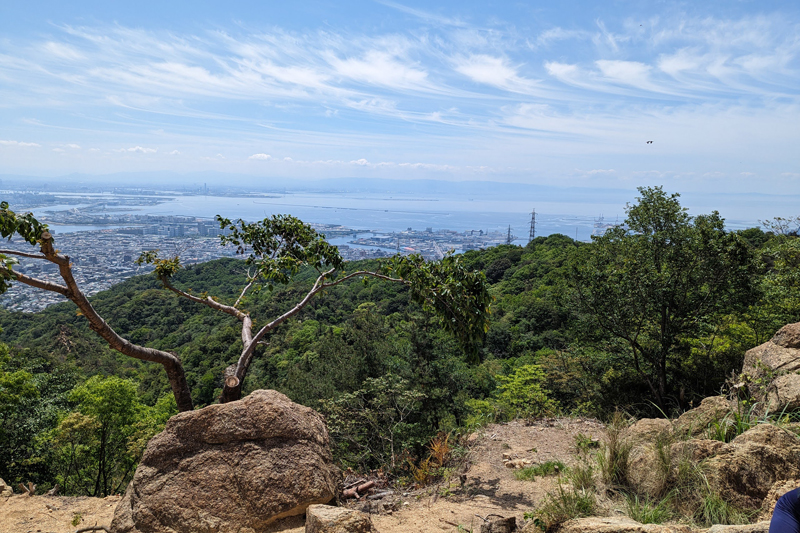岩と神戸や大阪を一望する景色は素晴らしい