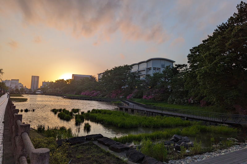 秋田市内に宿を急遽予約。夕方には夕日が見られるほど天候も回復。長い一日でした