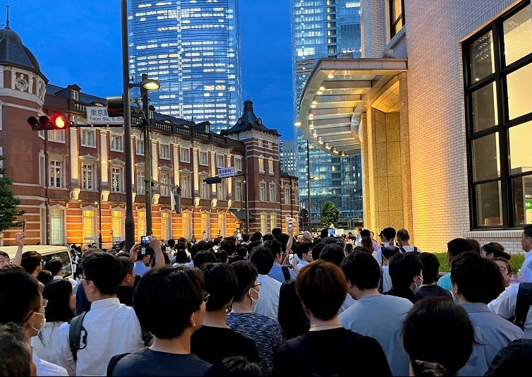 夕方にもかかわらず石丸氏の街頭演説に東京駅前にはたくさんの人が集まった