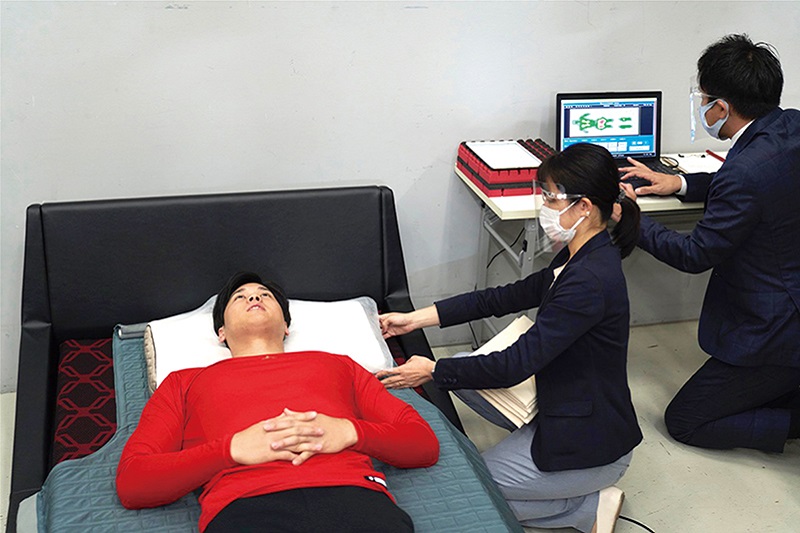 寝たときの体圧を機械でチェックしながら寝心地を確認。大谷選手愛用のマットレスは、「エアーSX」（シングル17万6000円～）（c）nishkawa