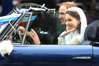 【ロイヤルファミリーのドライブ姿】キャサリン皇太子妃はエリザベス女王とも縁のあるレンジローバーを運転、ヘンリー王子夫妻は結婚式で電気自動車をセレクト